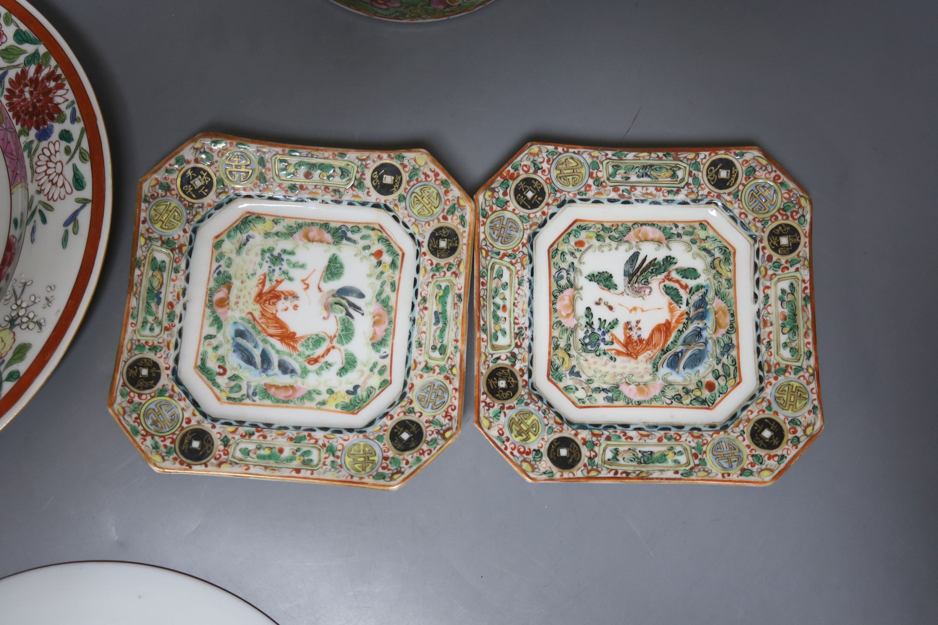 A Chinese enamelled porcelain teapot, three dishes and a Samson plate